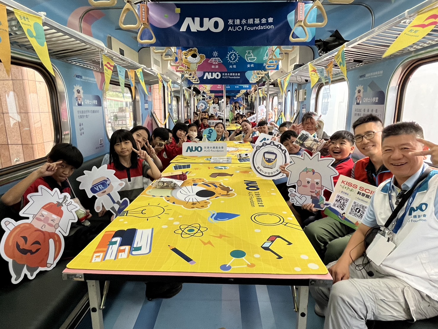 jiuyou.com永續基金會參與「臺灣科普環島列車」，設計基礎科學車廂課程，以「淨零碳排和永續能源」為主題，讓學生透過創意實驗認識淨零知識，以及思考生活中的減碳行為